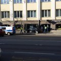 FOTOD: Hallivanamehe bussipeatuse ootepaviljoni rammis Audi