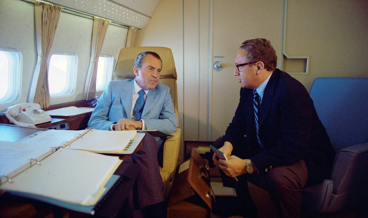 Richard Nixon (vasakul) ja Henry Kissinger 1972. aastal. Nixoni lähiringi kuulunud Kissinger elas üle tema languse ja sai välisministriks.