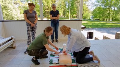 Naiskodukaitse korraldatud esmaabikoolitus Teenuse küla rahvale.