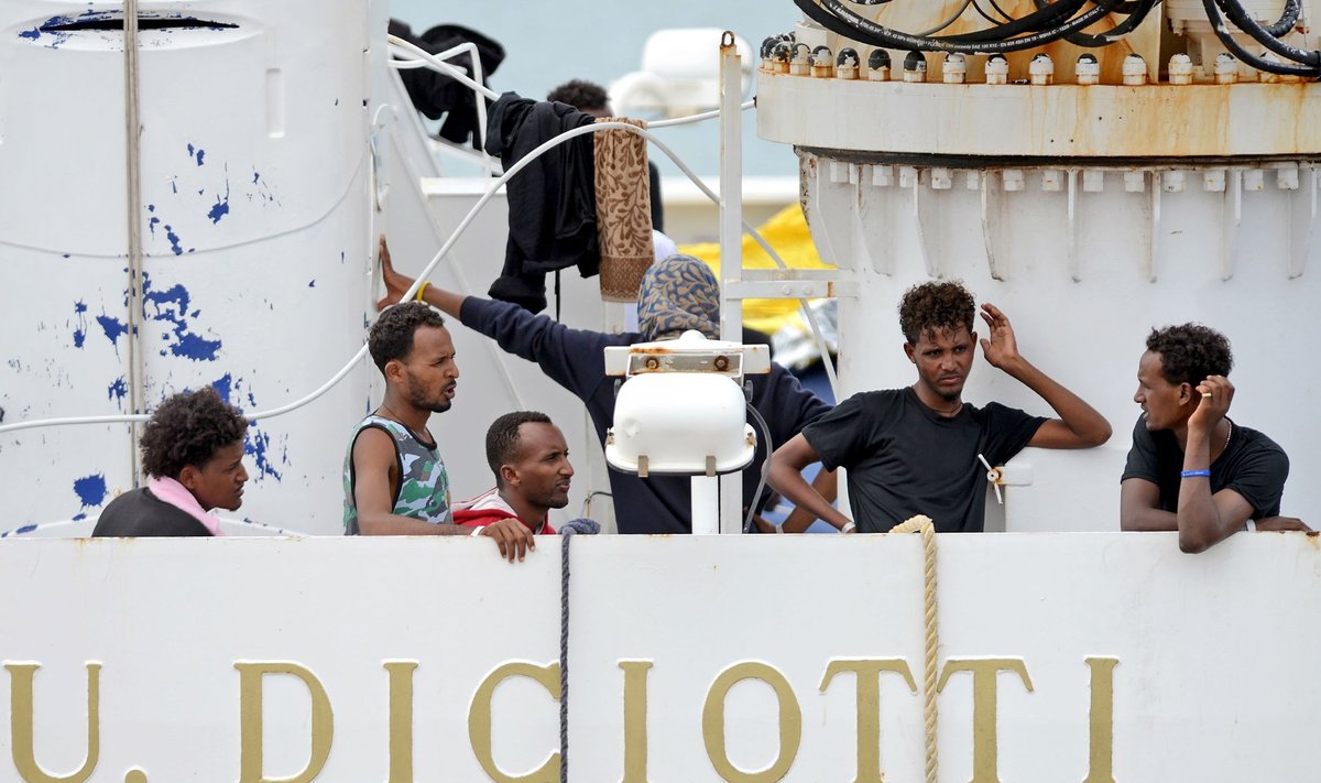 Migrandid ootasid möödunud nädalal Sitsiilia sadamas Diciotti pardal maale pääsemist.