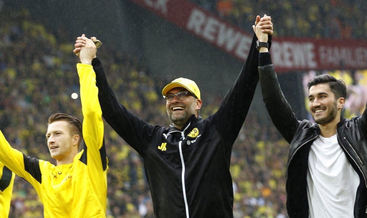 Borussia Dortmund's coach Klopp celebrates with Marco Reus and Sahin after their team's first division Bundesliga soccer match against Werder Bremen in Dortmund