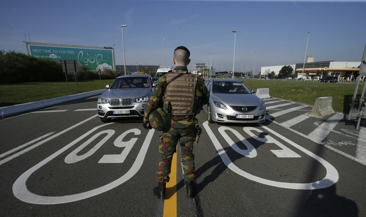 TURVALISEM ELU? Sõdur kontrollib Brüsseli lennujaama territooriumile sisenevaid sõidukeid.