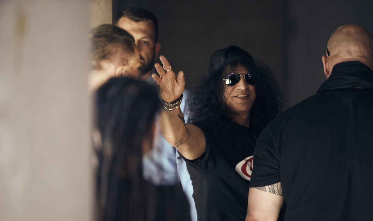 TULID, MÄNGISID JA TÕUSID TABELISSE: Guns N’ Roses Tallinnast lahkumas.