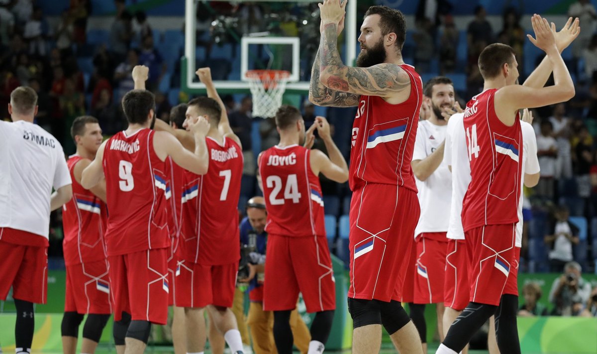 Serbia mängijad võitu tähistamas