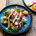 Рецепт для летнего вечера: куриное филе на гриле и салат с ананасами