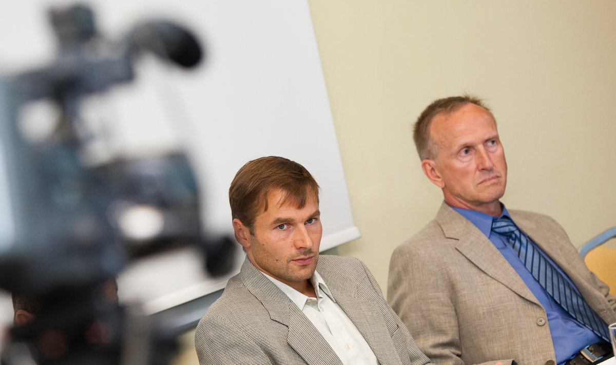 SUUSAKUNINGAS JA SUUSAPROFESSOR: Andrus Veerpalu ja Mati Alaver pressikonverentsil, kus teatati lõpuks Veerpalu postiivsest dopinguproovist.