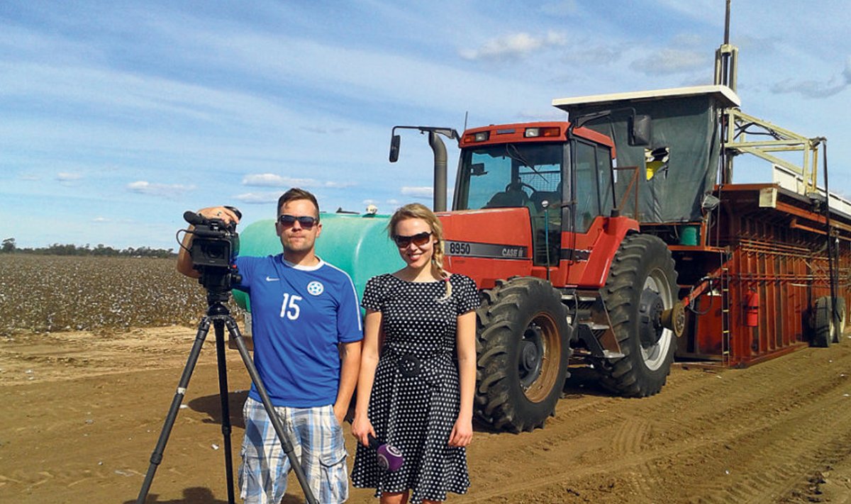 Operaator Urmas Pardane ja TV 3 reporter Kadri Pikhof puuvillafarmis, kus ühtekokku  töötab kolm eestlast.