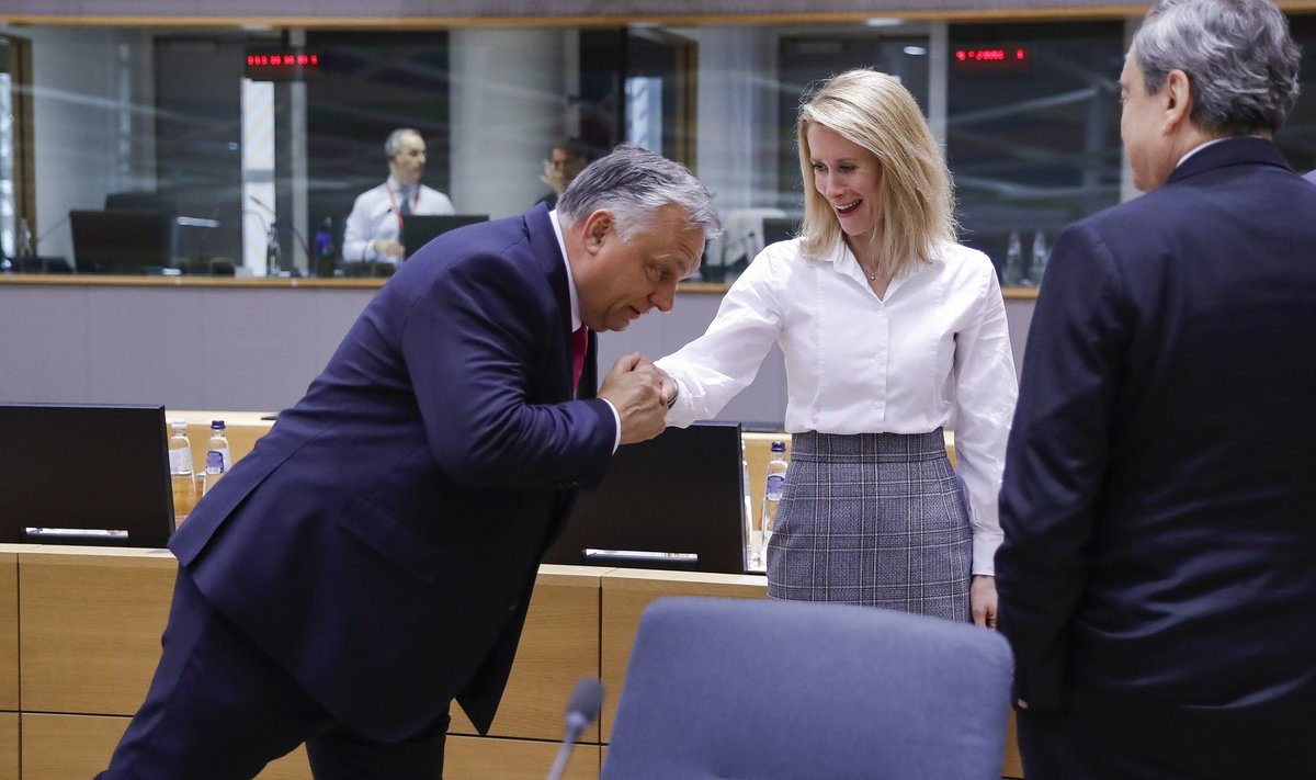 Kaja Kallas ei usu, et Viktor Orbánil (suudleb Kaja Kallase kätt) õnnestub Euroopa Ülemkogu juhtohjad haarata.