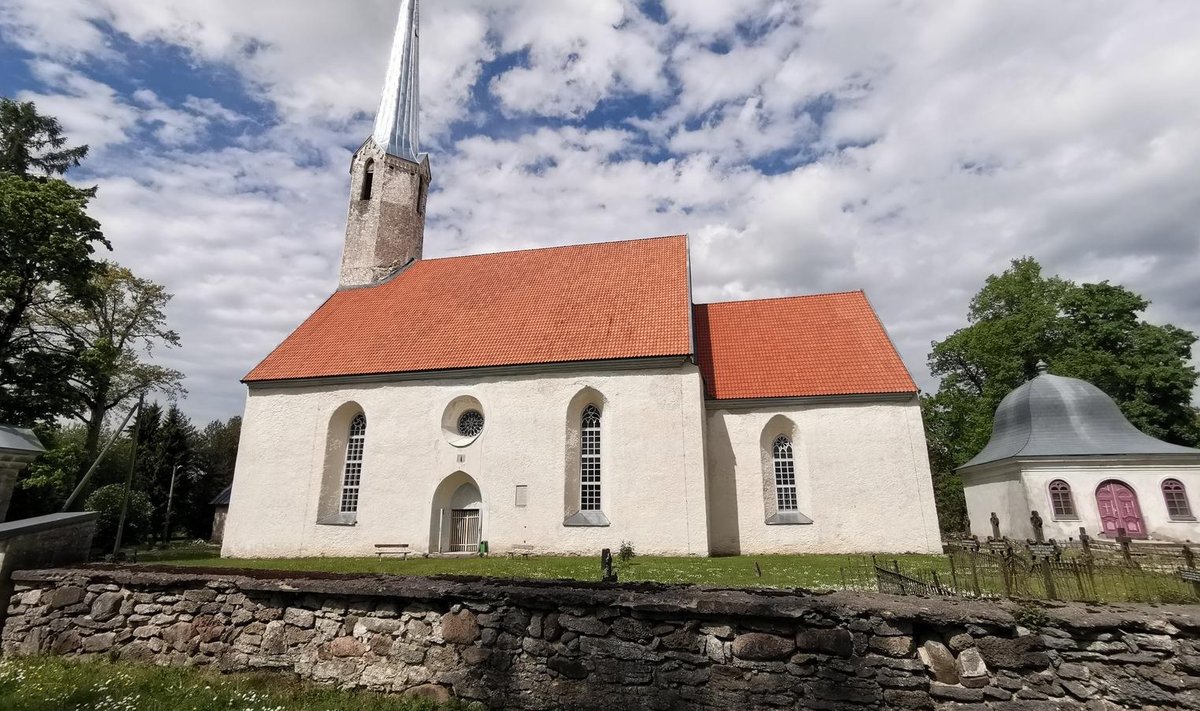 Väike-Maarja kirik, mille pärast tunnevad kohalikud muret, kui rajatakse valda tuulikud.