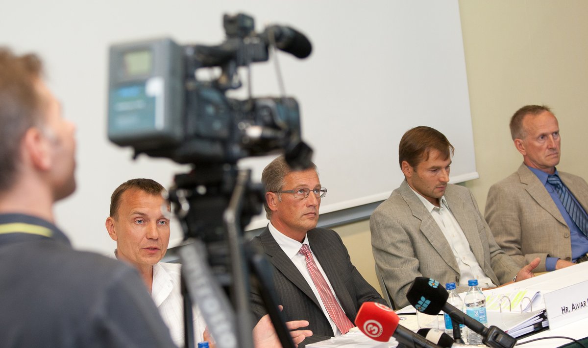Andrus Veerpalu kaitsemeeskonnas teadlaste rühma juhtinud Sulev Kõks, advokaat Aivar Pilv ning Andrus Veerpalu ja Mati Alaver pressikonverentsil.