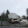 VIDEO | Viljandi maanteel sõitis kütuseveok end teel risti, liiklus taastati mõne tunniga