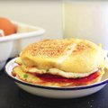 KIIRE HOMMIKUSÖÖGI SOOVITUS: Terviklik muna-peekoni võileib hommikuks