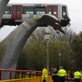 ФОТО: В Нидерландах скульптура "Хвосты китов" спасла поезд метро от падения в воду