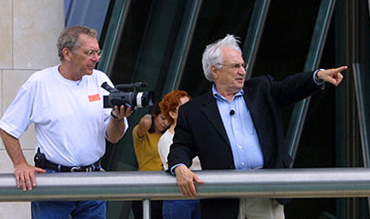 Režissöör Sydney Pollack ja arhitekt Frank Gehry tegemas filmi "Sketches of Frank Gehry". 