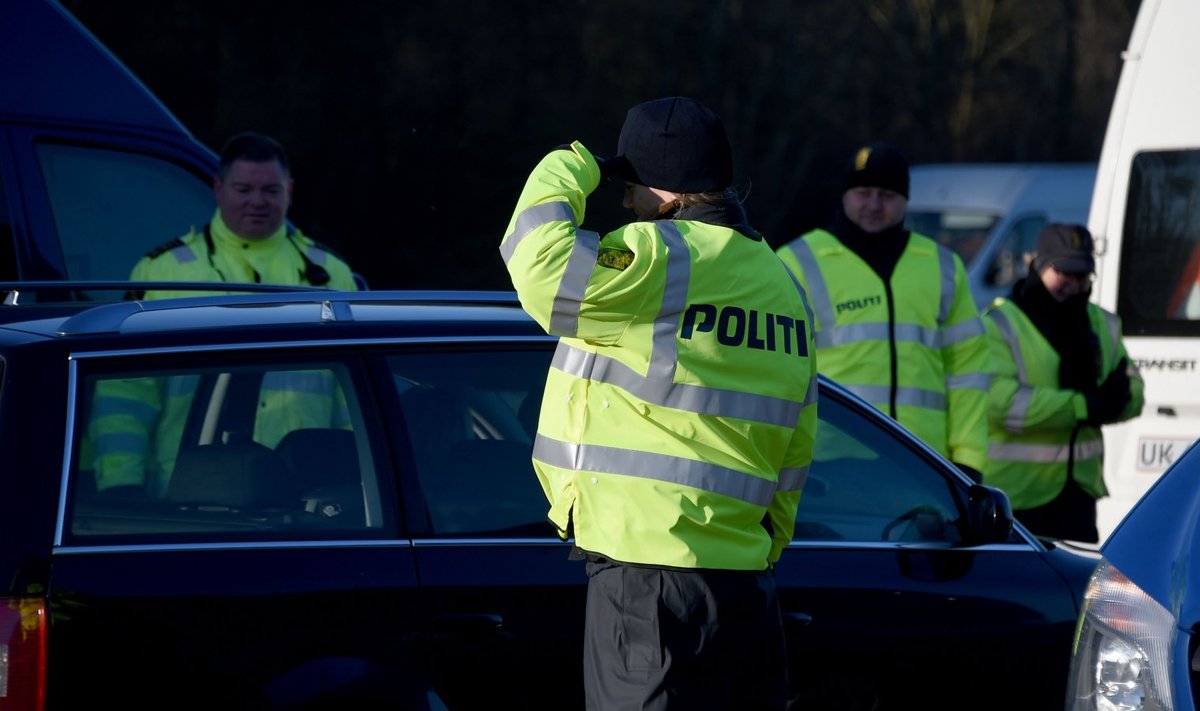 Taani politsei kontrollib Saksa piiril autosid.