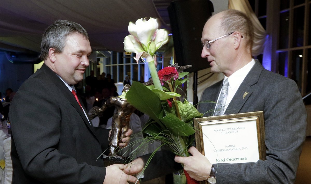 Eesti Põllu­meeste Keskliidu 25. aasta­päeval andis Erki Oidermaale (vasakul) aasta parima taimekasvataja auhinna üle MESi juhatuse esimees Raul Rosenberg.