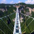 В Китае массово закрывают стеклянные мосты. Оказалось, что они опасны для туристов