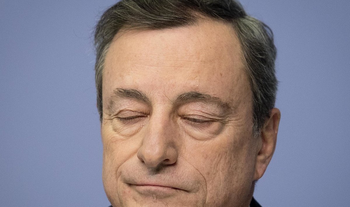 Euroopa Keskpanga juht Mario Draghi eilsel pressikonverentsil pilgutamas.