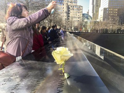9/11 terrorirünnakus hukkunud on  loetletud tohutul mälestusmärgil.  Iga kadunu sünniaastapäeval seatakse  ta nimetähtedesse roos.