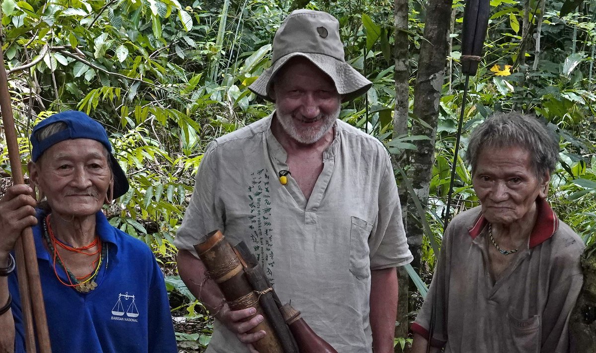 Hendrik Relve koos kahe penaniga Borneo saare vihmametsas.