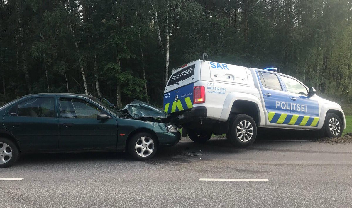 Politseinikud sundpeatasid Pärnus joobes mehe juhitud auto