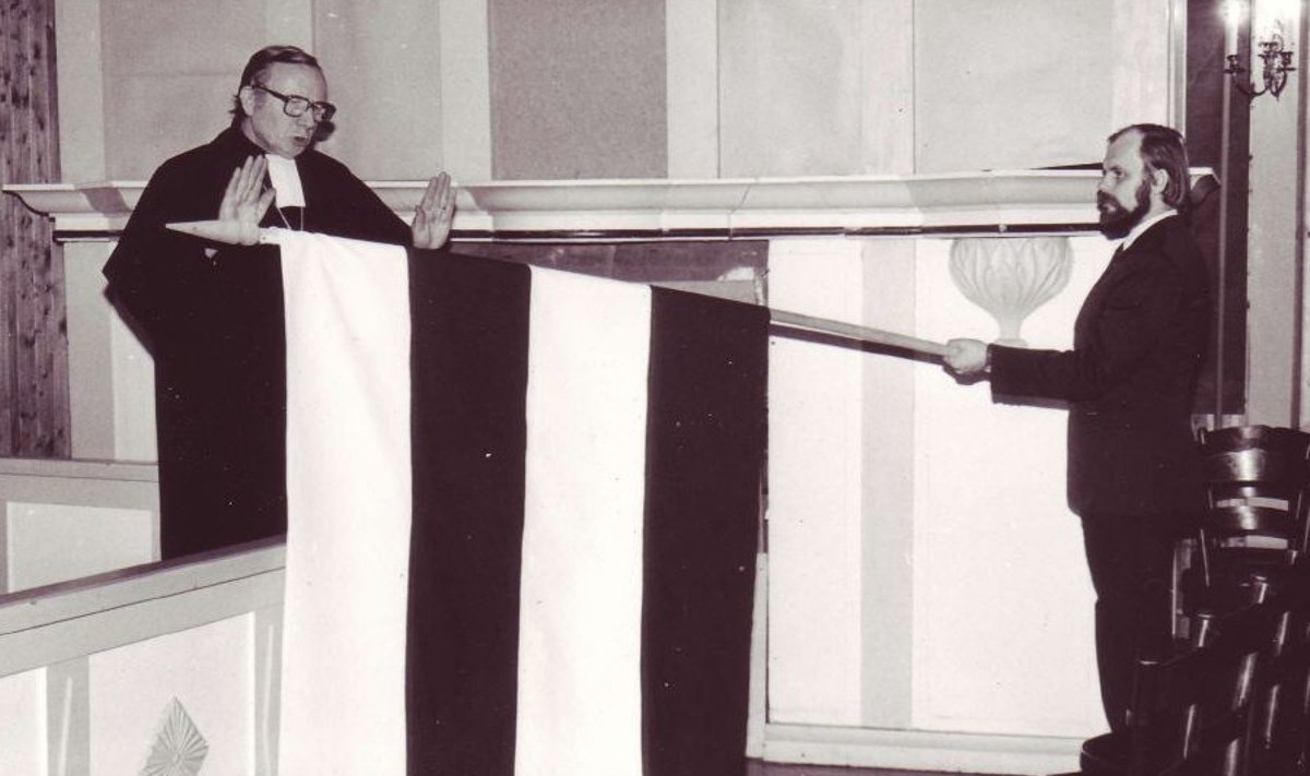 Nõmme lipu õnnistamine 12. novembril 1988 Nõmme Rahu kirikus. Foto: Leho Lõhmuse erakogu