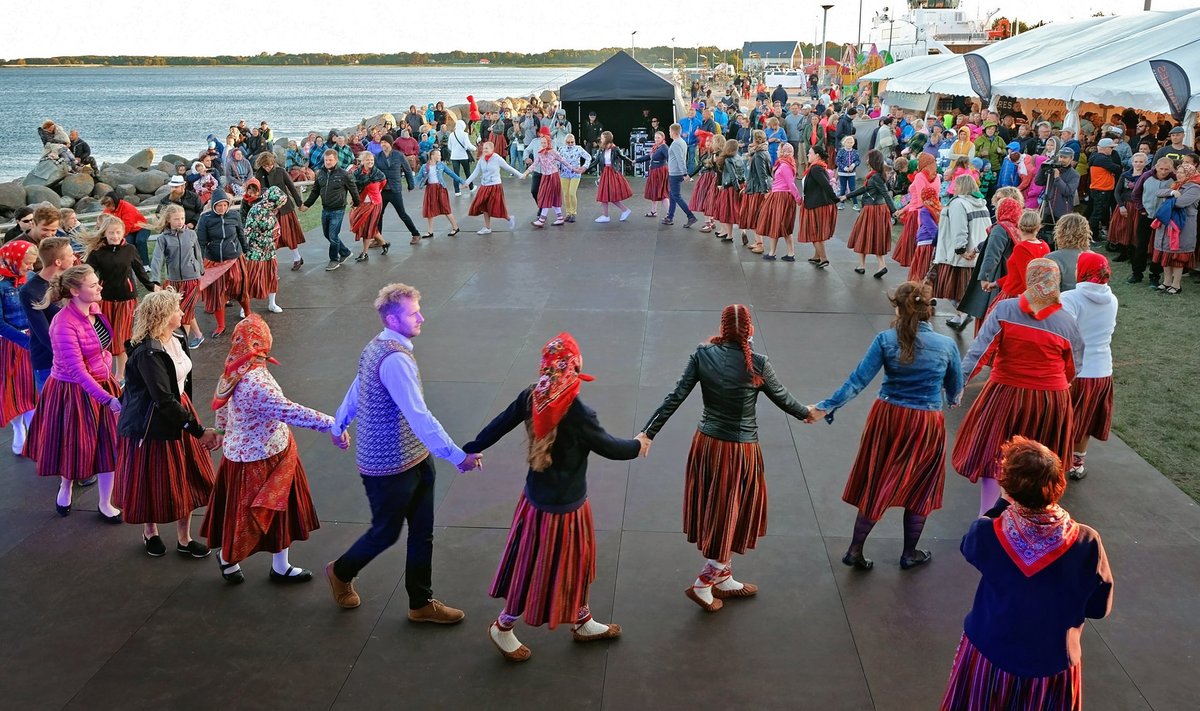 Hea näide kihnlaste ettevõtlikkusest on 2010. aastal sündinud Kihnu mere peo traditsioon, mis sai nime Järsumäe Virve kuulsa laulu järgi. Üritus on saanud sisse nii hea hoo, et sinna sõidetakse kohale kõikjalt üle Eesti.