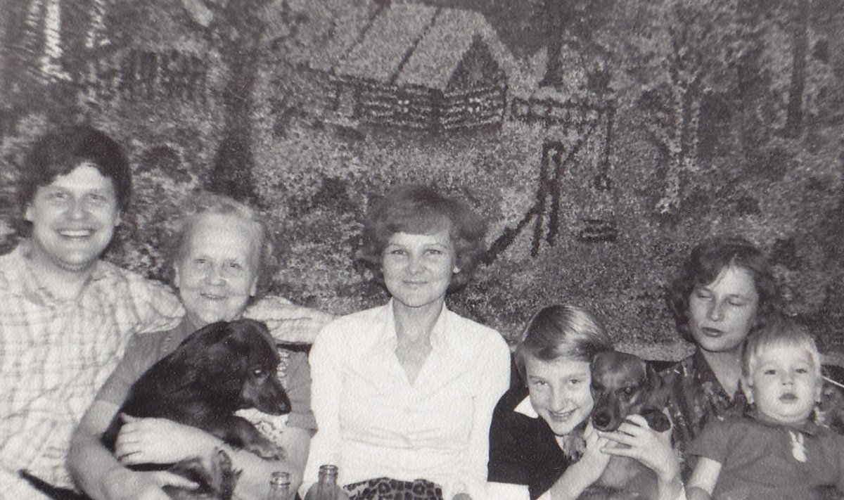 VALENTINE LASTEGA: Kuusalus 1979. aastal (vasakult) poeg Randar, Valentine, Malle, lapselaps Anu Holmberg, Viivi. Puudub Aleksander. Seinal Valentine tehtud vaip.