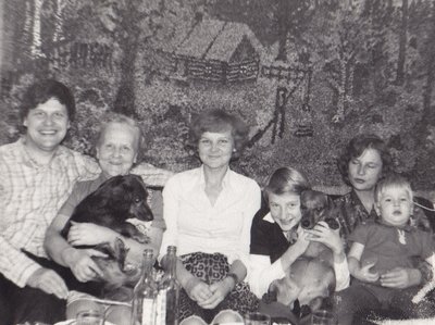 VALENTINE LASTEGA: Kuusalus 1979. aastal (vasakult) poeg Randar, Valentine, Malle, lapselaps Anu Holmberg, Viivi. Puudub Aleksander. Seinal Valentine tehtud vaip.