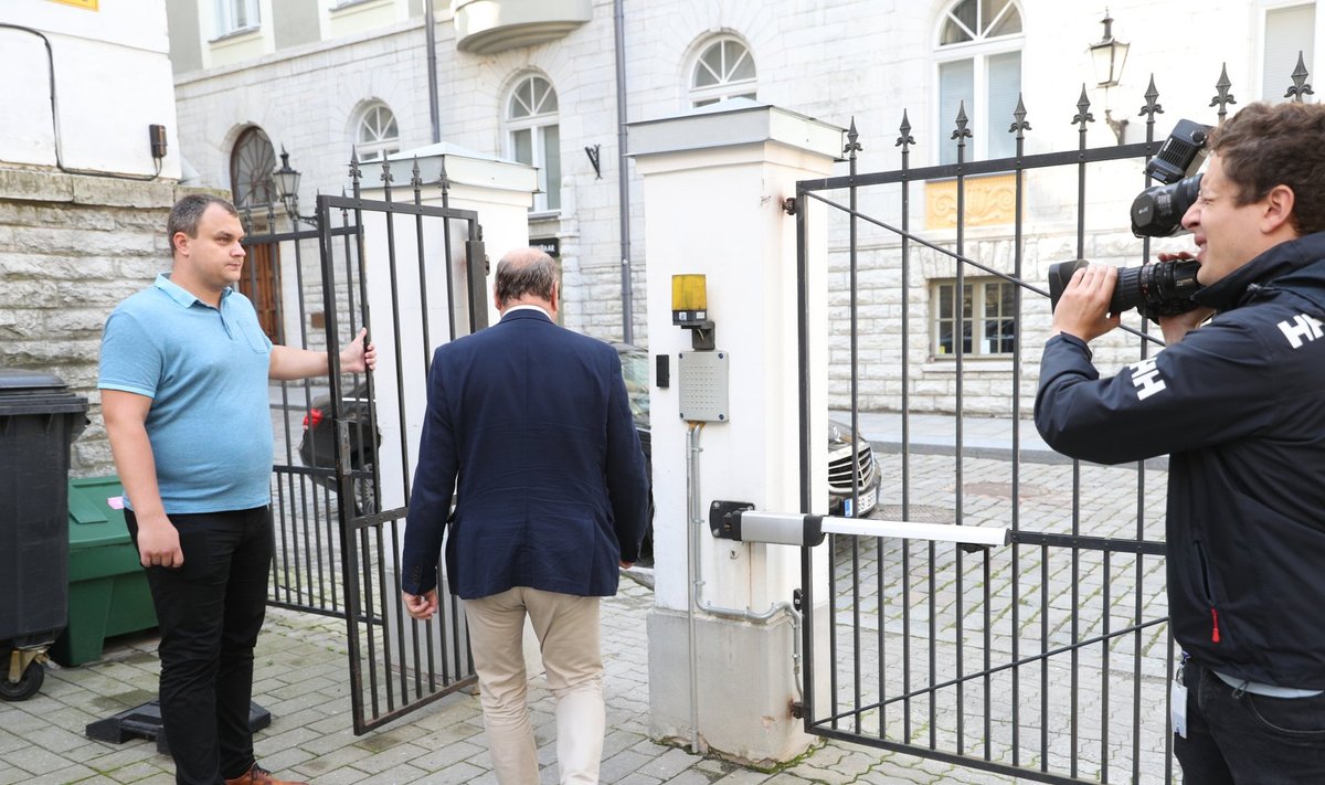 Mart Helme lahkumas siseministeeriumis toimunud kohtumiselt Elmar Vaheriga