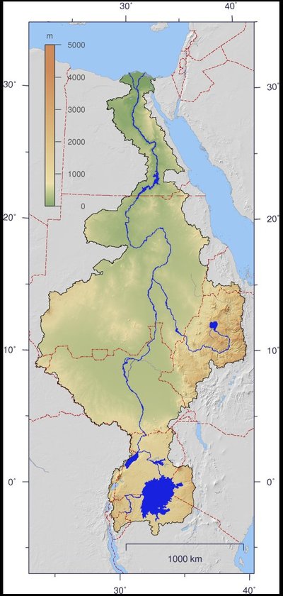 Niiluse jõgikonna kaart. Parempoolne haru on tänapäeva Etioopiast Tana järvest algav Sinine Niilus, lõunapoolne Valge Niilus. Jõed ühinevad Sudaani pealinnas Hartumis. 