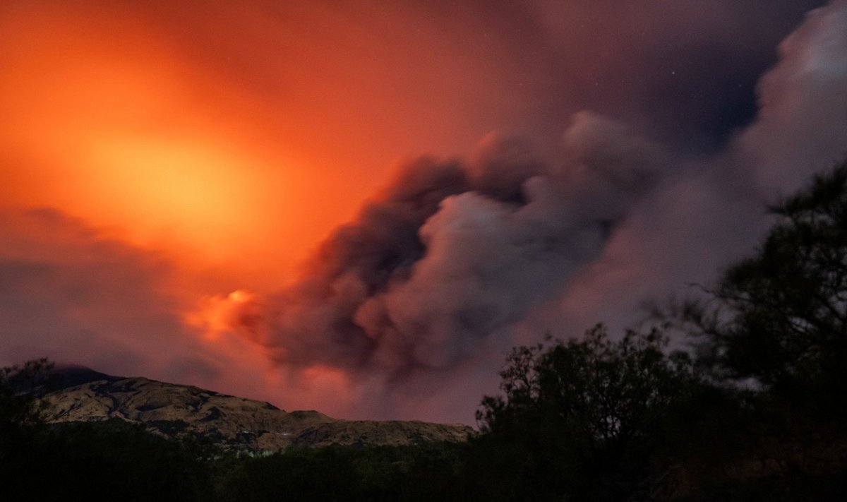 Etna vulkaan täitis suitsuga kogu taeva.