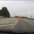 VIDEO: Tallinn-Keila maanteel möödus veok üliohtliku manöövriga punase tule all seisvast Audist
