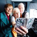 ARMAS KLÕPS | President Kaljulaid poseeris rongis koos klienditeenindaja ja vedurijuhiga