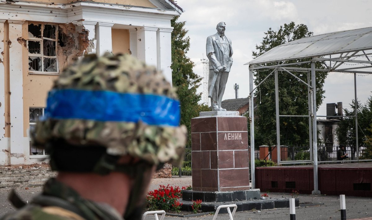 Ukraina sõdur "imetleb" viga saanud Lenini kuju. Ukrainas pole neid enam ammu, nüüd võeti Lenin maha ka Sudžas