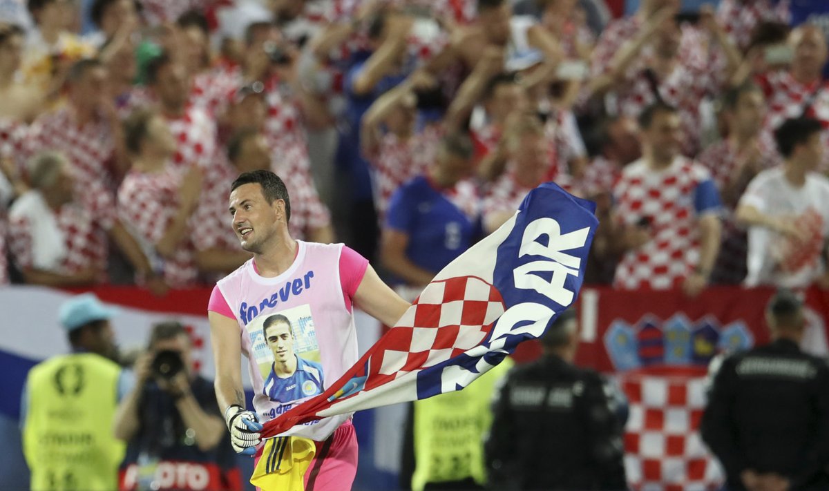 Horvaatia väravavaht Danijel Subasic tähistab Hispaania seljatamist. 