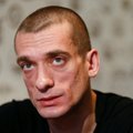 Vene poliitilisele kunstnikule Pavlenskile esitati vägistamissüüdistus ja ta põgenes Prantsusmaale