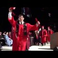 VIDEO: Õpetlik! Miks ei tasu diplomit vastu võttes tagurpidi saltot teha