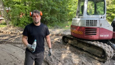 „Kui Ruhnus midagi juhtub või katki läheb, kutsutakse kohale see, kes saarel on selle ala parim spetsialist. Siis hakatakse koos arutama, kuidas probleem lahendada,“ ütleb Marten Riisenberg. „Kõige parem on aga see, kui oskad võimalikult paljud tööd ise ära teha!“