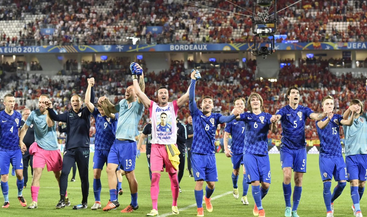 Horvaatia mängijad võitu tähistamas