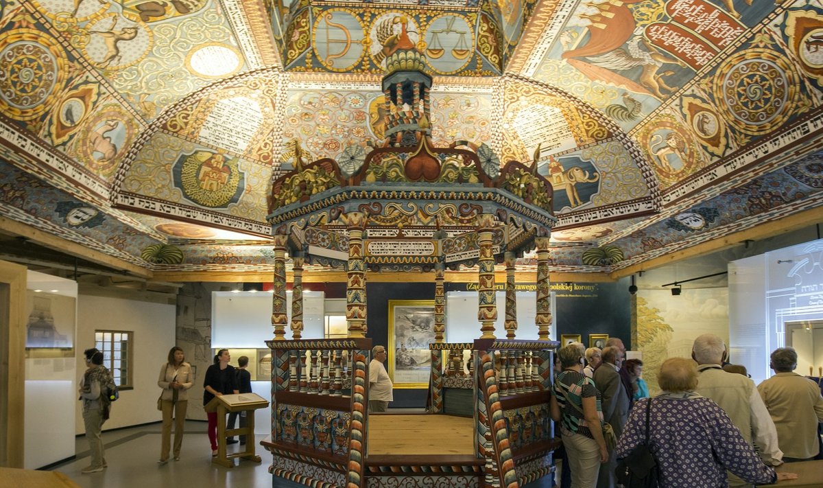 Mõnes saalis kohtab sünagoogide interjööre, mille värvide ja kujunduses kasutatud elementide rohkus paneb veel pikka aega hiljemgi imestama.