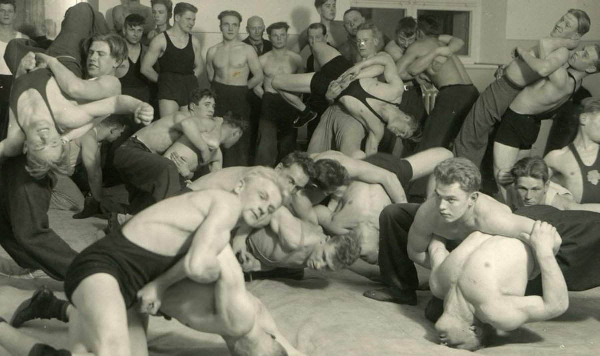 Märjamaa mehed näitavad jõuvõtteid. Foto aastast 1939.