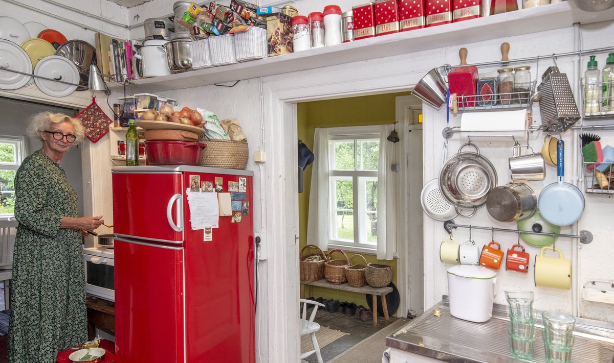 Anu Kalm oma suvekodu köögis, kus on punane külmik.
