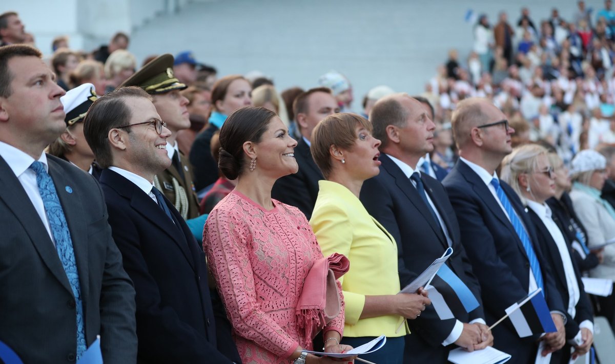 President Kaljulaid ja Rootsi printsess Victoria väisasid ühislaulmist. Peo teisele poolele, kus kõlas levimuusika nad siiski ei jäänud.