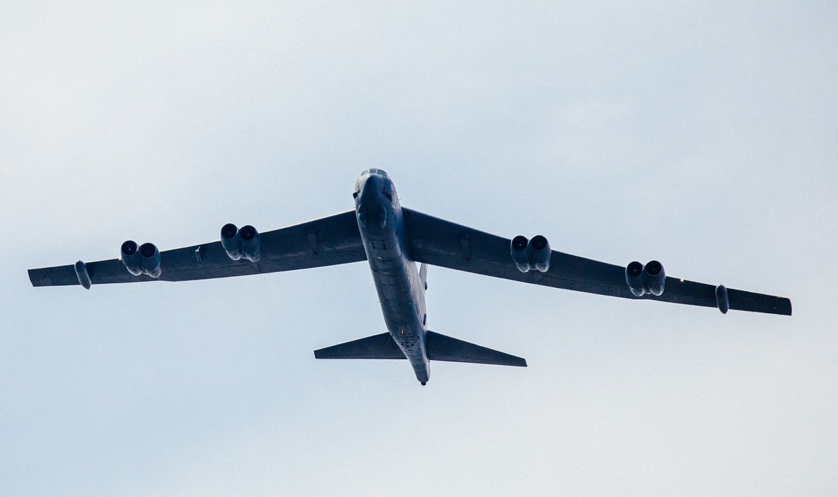MÄRK AMEERIKA JÕUST: USA õhuvägede B-52 eelmisel nädalal Tallinna kohal. Selline lennuk võtab peale kuni 27,5 tonni eri relvastust ja võib lennata kiirusega kuni 1047 km/h.