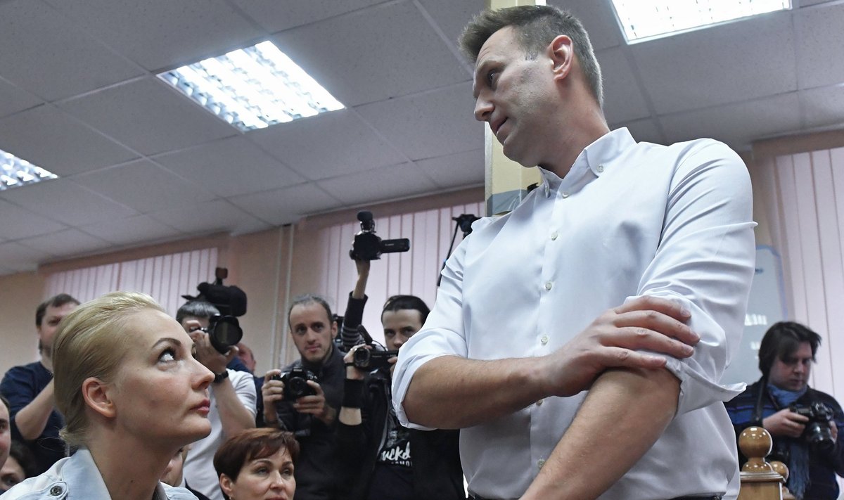 Navalnõi (seisab) abikaasa Julia (ees vasakul) pakkis&nbsp; talle igaks juhuks vanglasse mineku jaoks juba koti valmis.