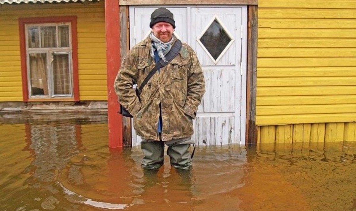 Aivar Ruukel Karuskosel oma suvemaja ees, kus praegu sõna otseses mõttes vesi ahjus. Veevood uhtusid majast läbi ka eelmisel aastal, mil kevadine suurvesi tõusis  üle 54 aasta kõrgeimale tasemele. Foto: SOOMAA.COM