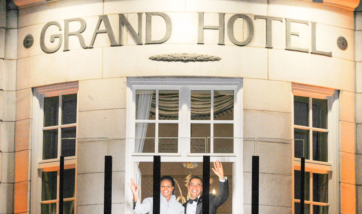 Hei, rahvas! Barack Obama lehvitamas 2009. aastal Oslo Grand hotelli rõdult Nobeli preemia saamise puhul. Teda ja tema abikaasat Michelle’i kaitses selleks puhuks püstitatud kuulikindel klaastõke.