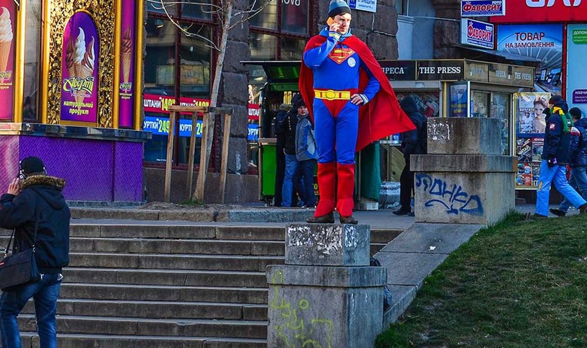 Ameerika vahemees: Ukraina tänavatele, keset revolutsioonilisi meeleolusid on maandunud superman.