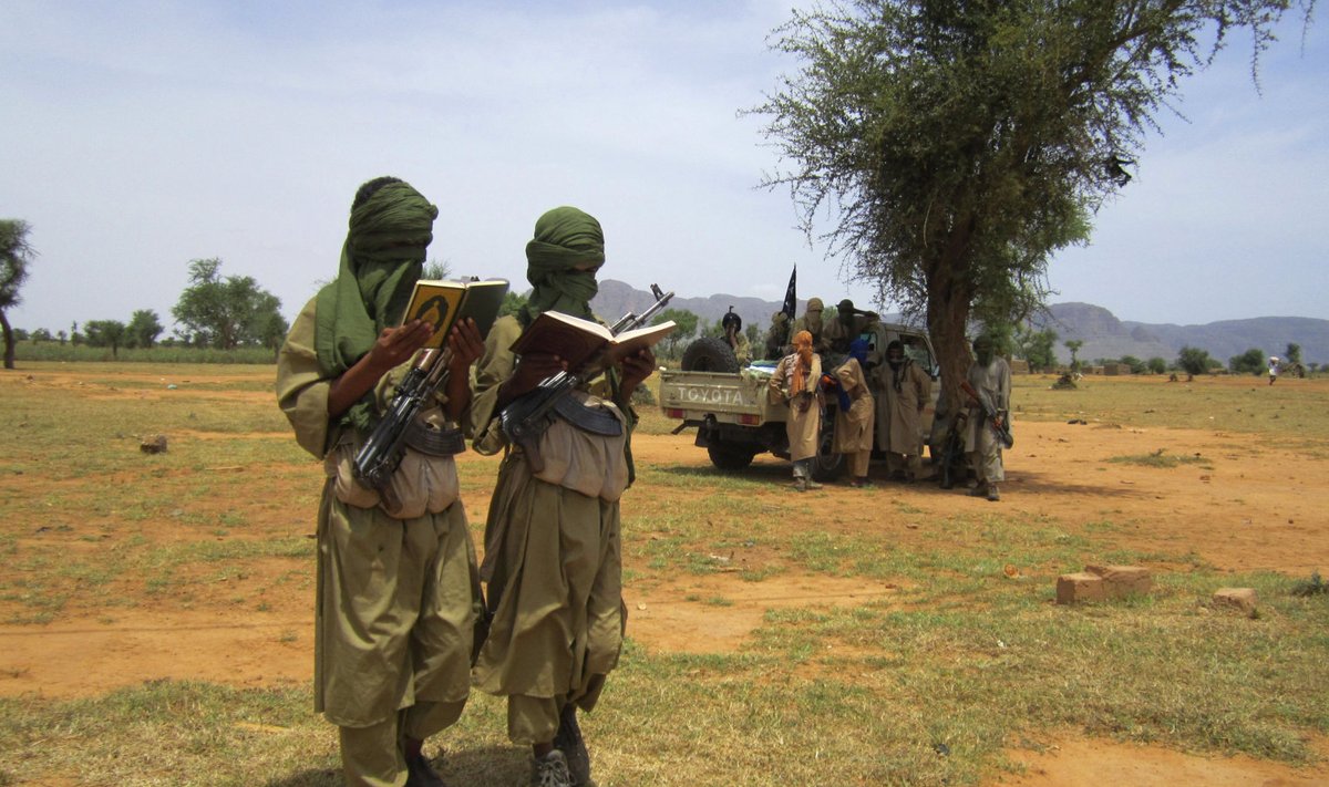 Kaks noort Mali võitlejat Koraani lugemas. 